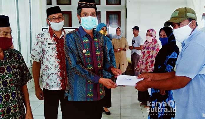 Bupati Konkep, Ir H Amrullah MT didampingi Kadis Sosial H Rustam Arifin saat menyerahkan BST Kementrian Sosial secara simbolis di rumah jabatan Bupati.