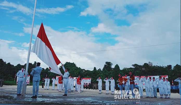 Para pasukan pengibar bendera (paskibraka) pada upacara perayaan hari kemerdekaan republik Indonesia ke-76 tahun, yang merupakan siswa dan siswi terbaik Wawonii.