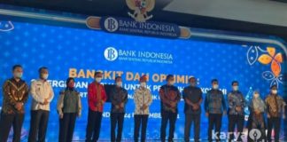 Kepala Bappeda Konkep, Safiudin Alibas saat berpose bersama 5 daerah lainnya dalam rangka penerimaan penghargaan dari Bank Indonesia.