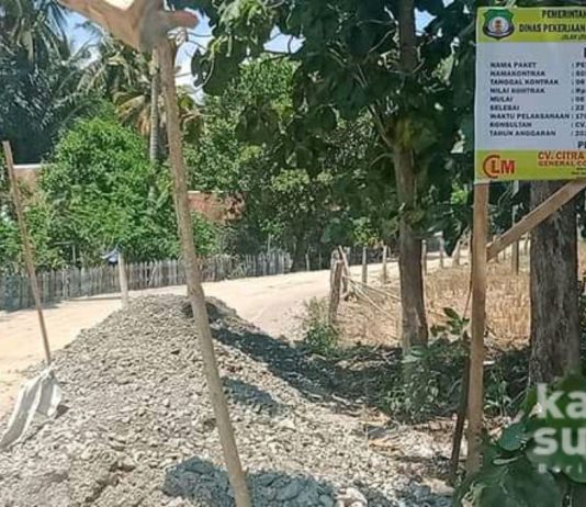 Proses pengerjaan peningkatan jalan Desa Lantawonua, Kecamatan Rumbia. Bombana.
