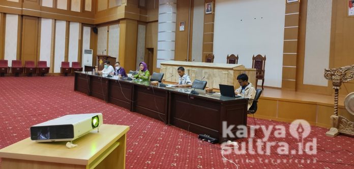 Sekda Provinsi Sultra, Hj Nur Endang Abbas saat memimpin Rakor HPN di aula pola kantor gubernur Sultra Jumat sore (21/01/2022).